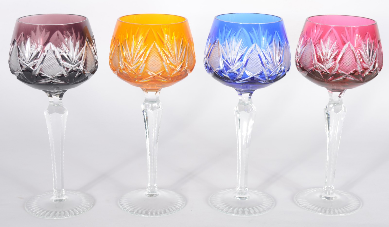 Quatro taças para vinho de cristal tcheco lapidado doublé em várias... - foto 1 de 5