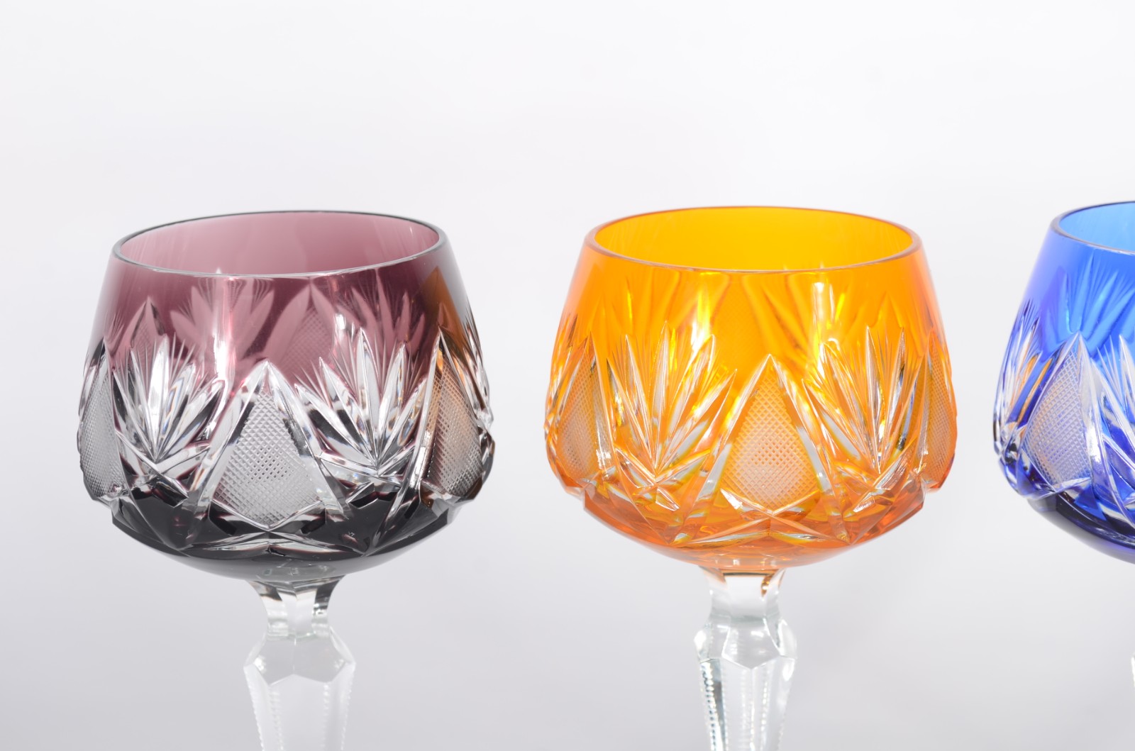 Quatro taças para vinho de cristal tcheco lapidado doublé em várias... - foto 2 de 5