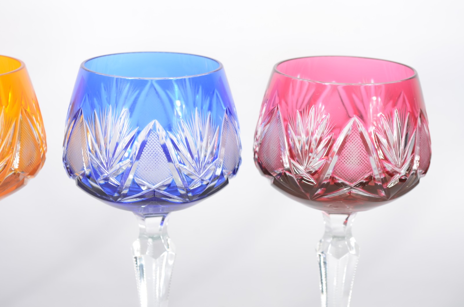 Quatro taças para vinho de cristal tcheco lapidado doublé em várias... - foto 3 de 5