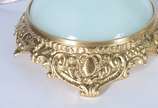 Par de elegantes abatjoures de opalina azulada ... - Par de elegantes abatjoures de opalina azulada modelada em gomos, guarnição de metal dourado.
