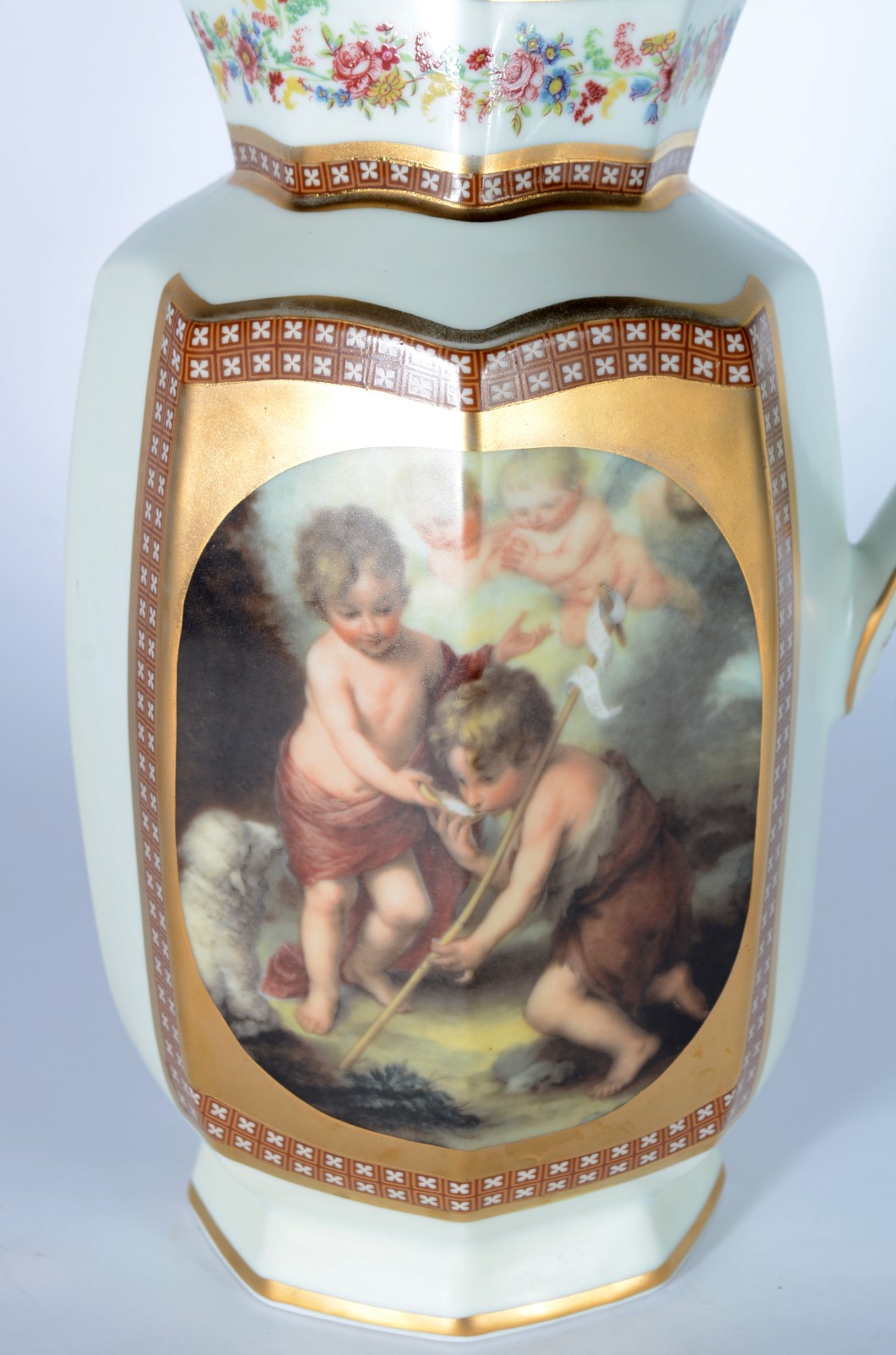 Jarra de porcelana feitio oitavado decorado com figuras em policromia... - foto 2 de 6
