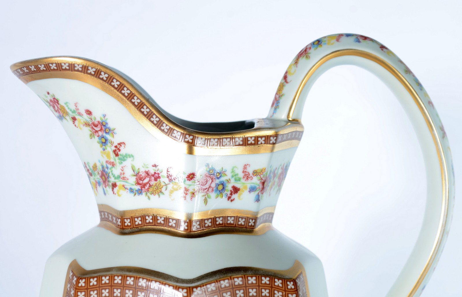 Jarra de porcelana feitio oitavado decorado com figuras em policromia... - foto 3 de 6