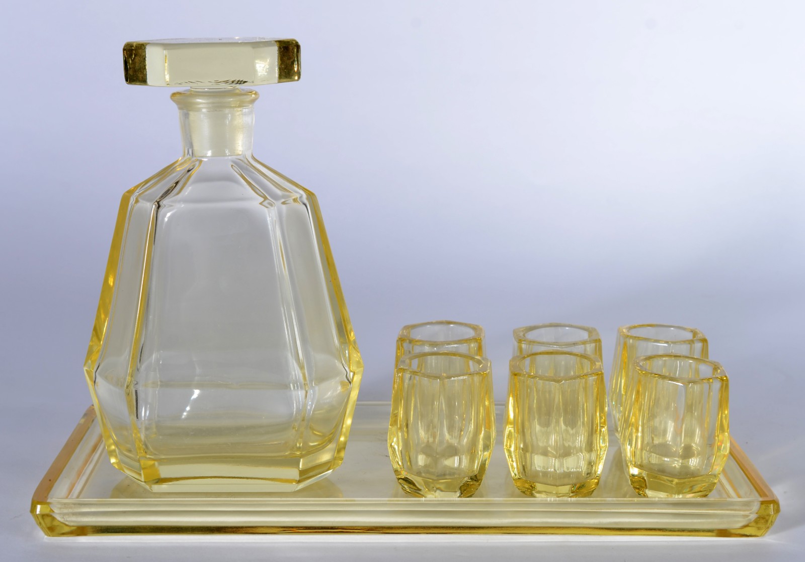Conjunto de licoreira com 6 copinhos e presentoir de cristal amarelo. - foto 1 de 6