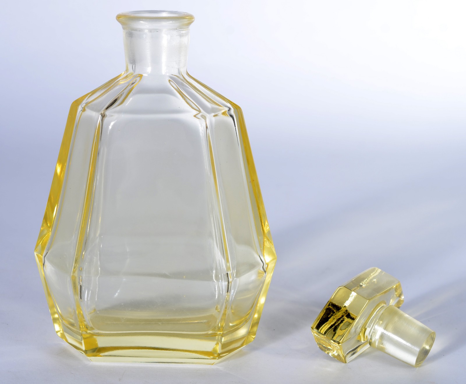 Conjunto de licoreira com 6 copinhos e presentoir de cristal amarelo. - foto 4 de 6