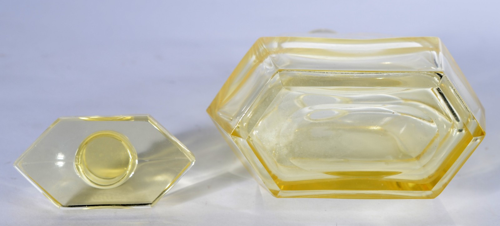 Conjunto de licoreira com 6 copinhos e presentoir de cristal amarelo. - foto 5 de 6