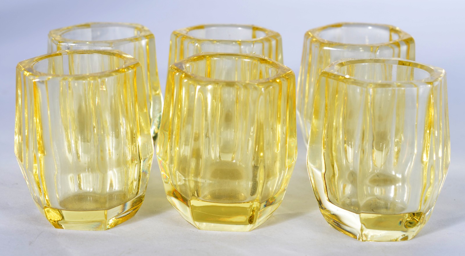 Conjunto de licoreira com 6 copinhos e presentoir de cristal amarelo. - foto 6 de 6