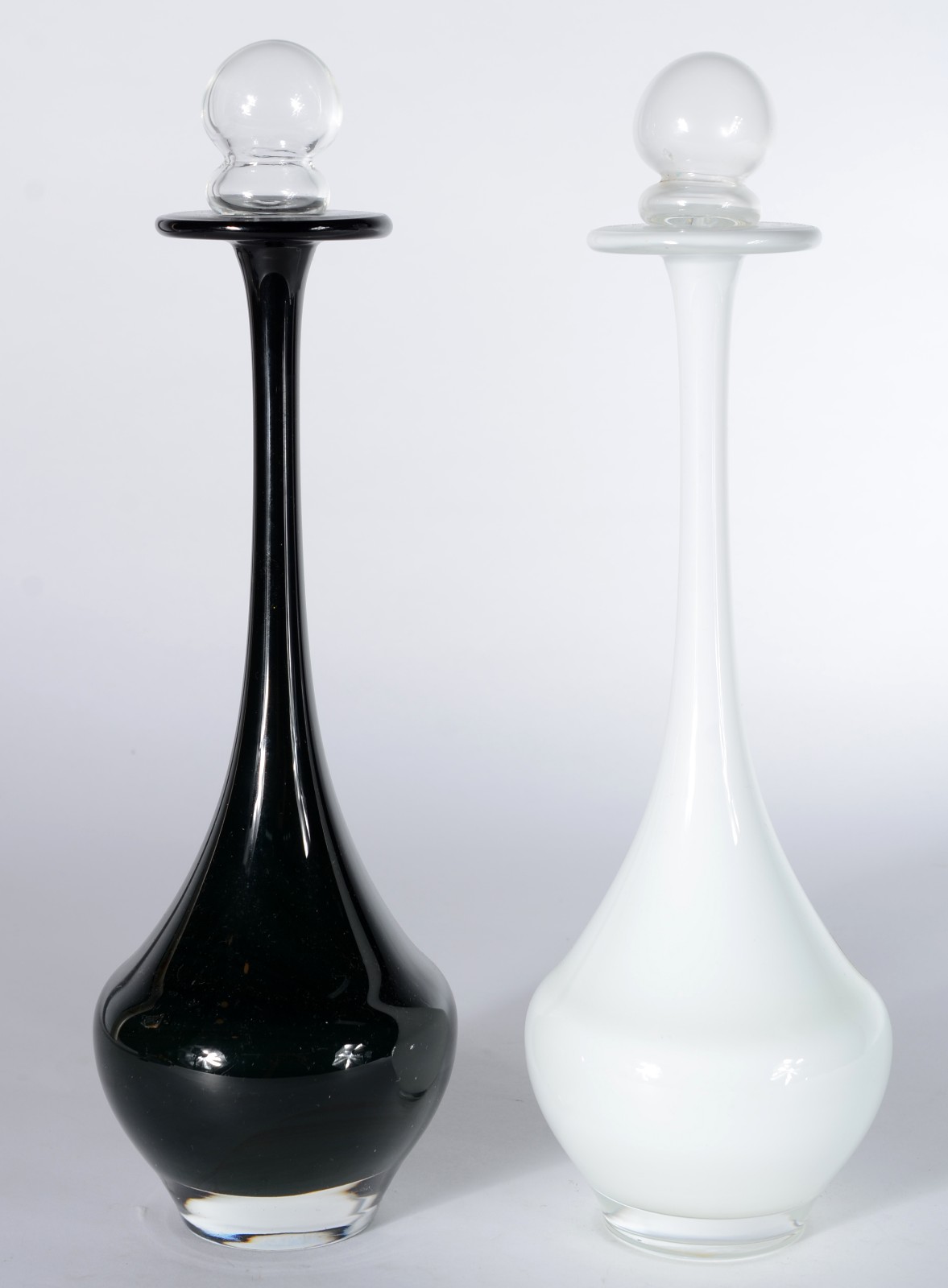 Duas garrafas de vidro decorativo uma na cor branca e outra na cor... - foto 1 de 6