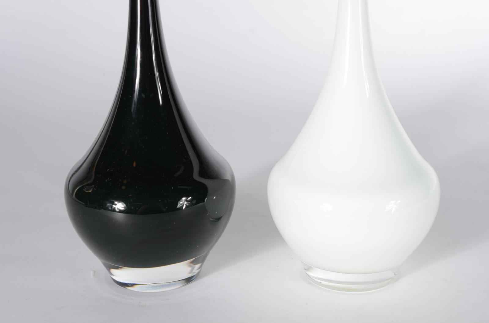 Duas garrafas de vidro decorativo uma na cor branca e outra na cor... - foto 3 de 6