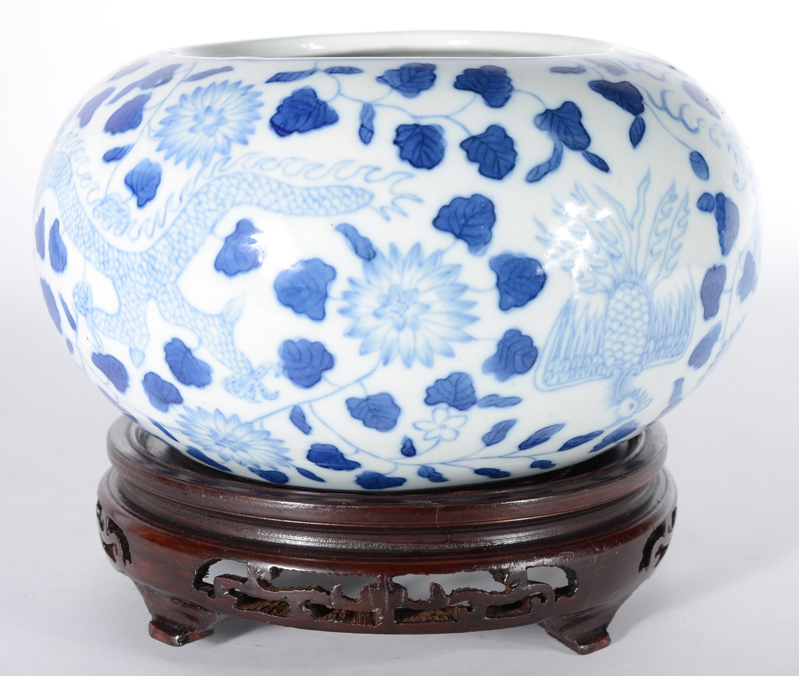 Bowl de porcelana azul e branca, base de madeira. - foto 1 de 3