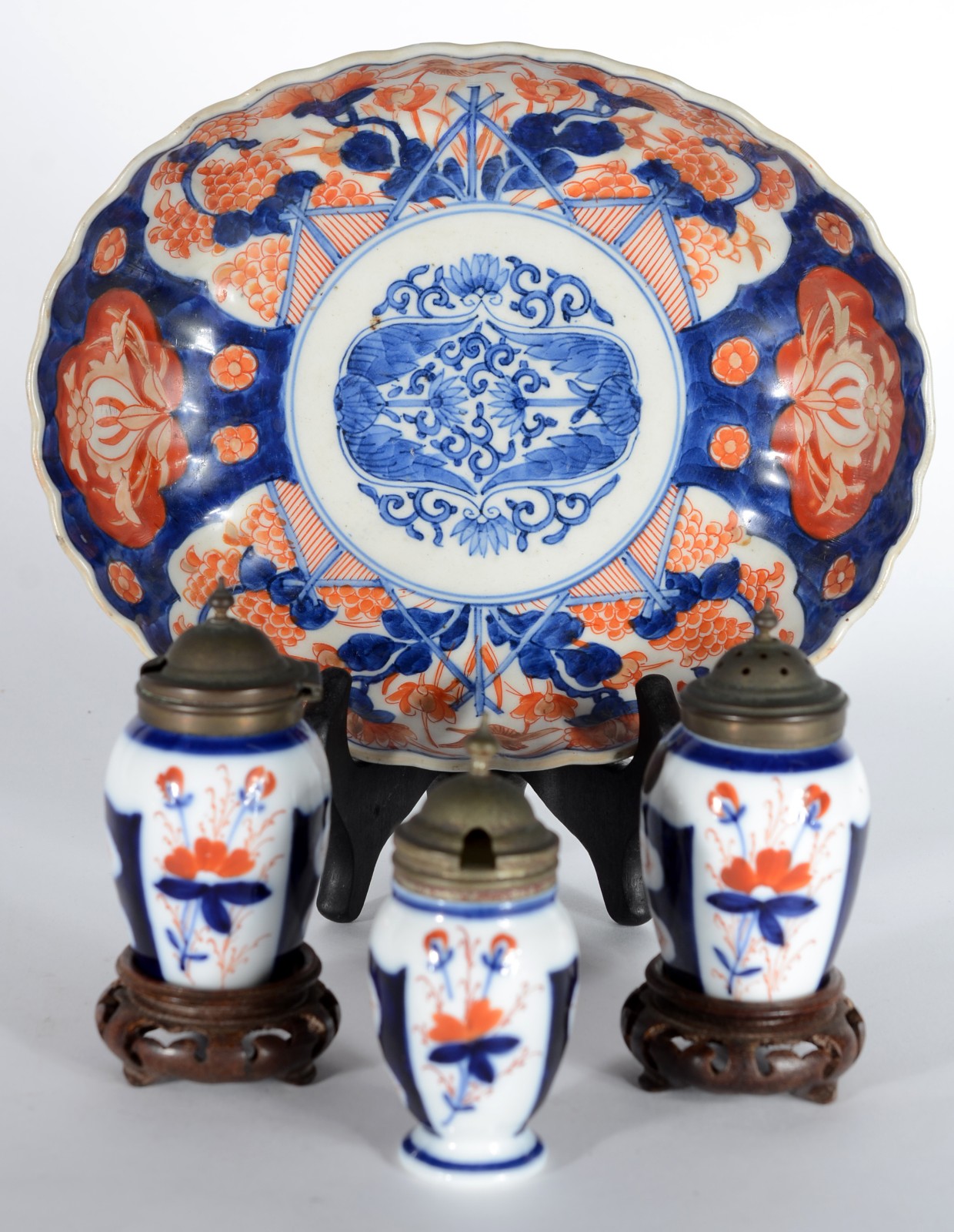 Quatro peças diversas de porcelana Imari, sendo: 3 saleiros e bowl. - foto 1 de 6