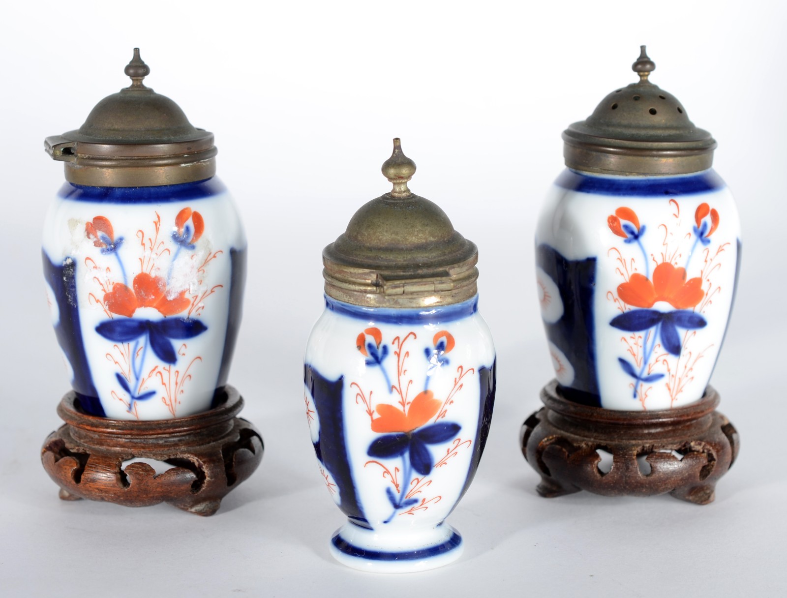 Quatro peças diversas de porcelana Imari, sendo: 3 saleiros e bowl. - foto 2 de 6