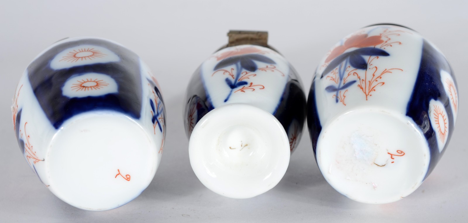 Quatro peças diversas de porcelana Imari, sendo: 3 saleiros e bowl. - foto 3 de 6