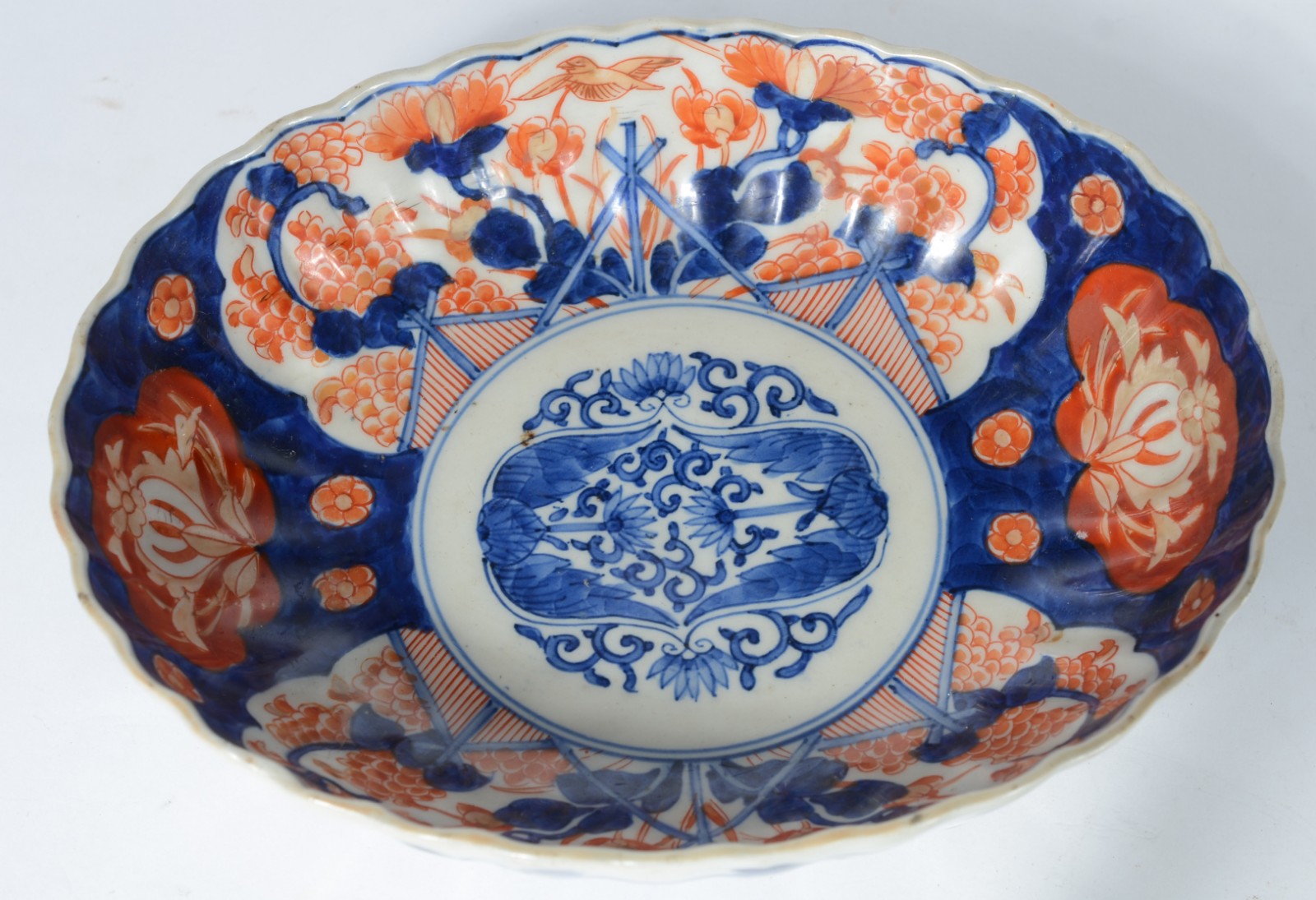 Quatro peças diversas de porcelana Imari, sendo: 3 saleiros e bowl. - foto 5 de 6