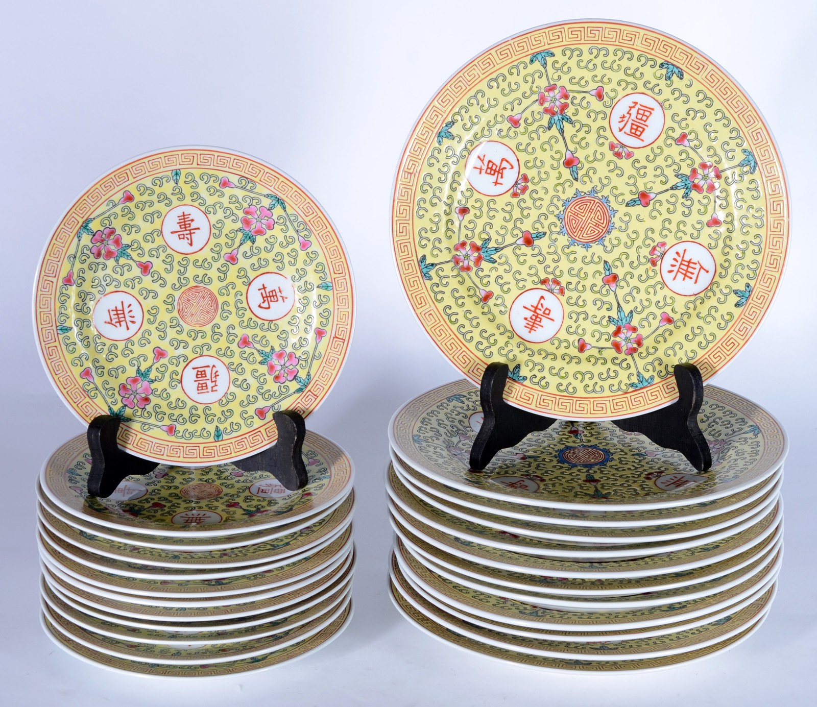 Conjunto para jantar de porcelana chinesa, composto de 12 pratos... - foto 1 de 5