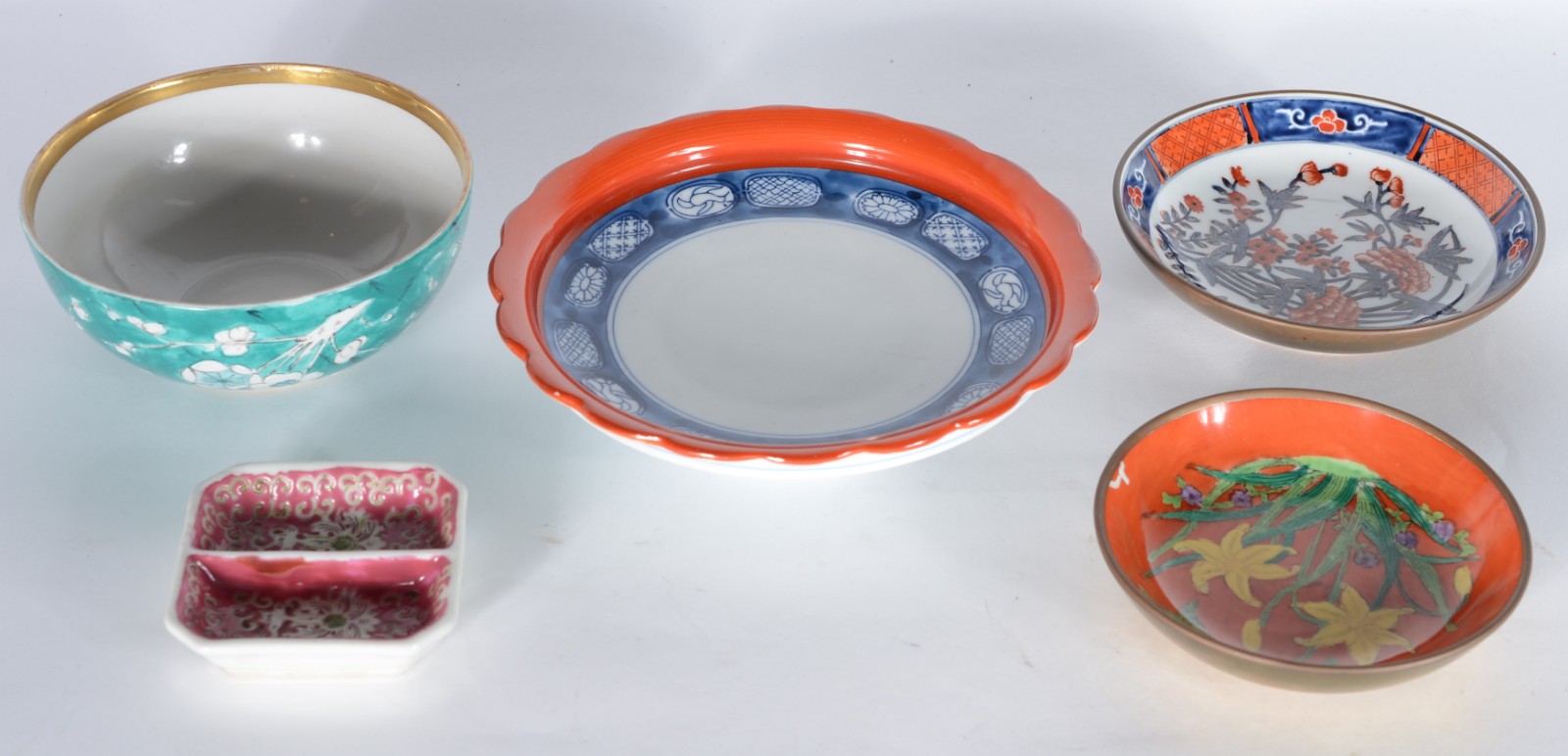 Cinco peças diversas de porcelana, sendo: bowl portugues e 4... - foto 1 de 9