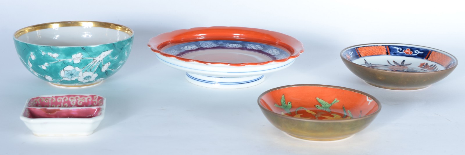 Cinco peças diversas de porcelana, sendo: bowl portugues e 4... - foto 2 de 9