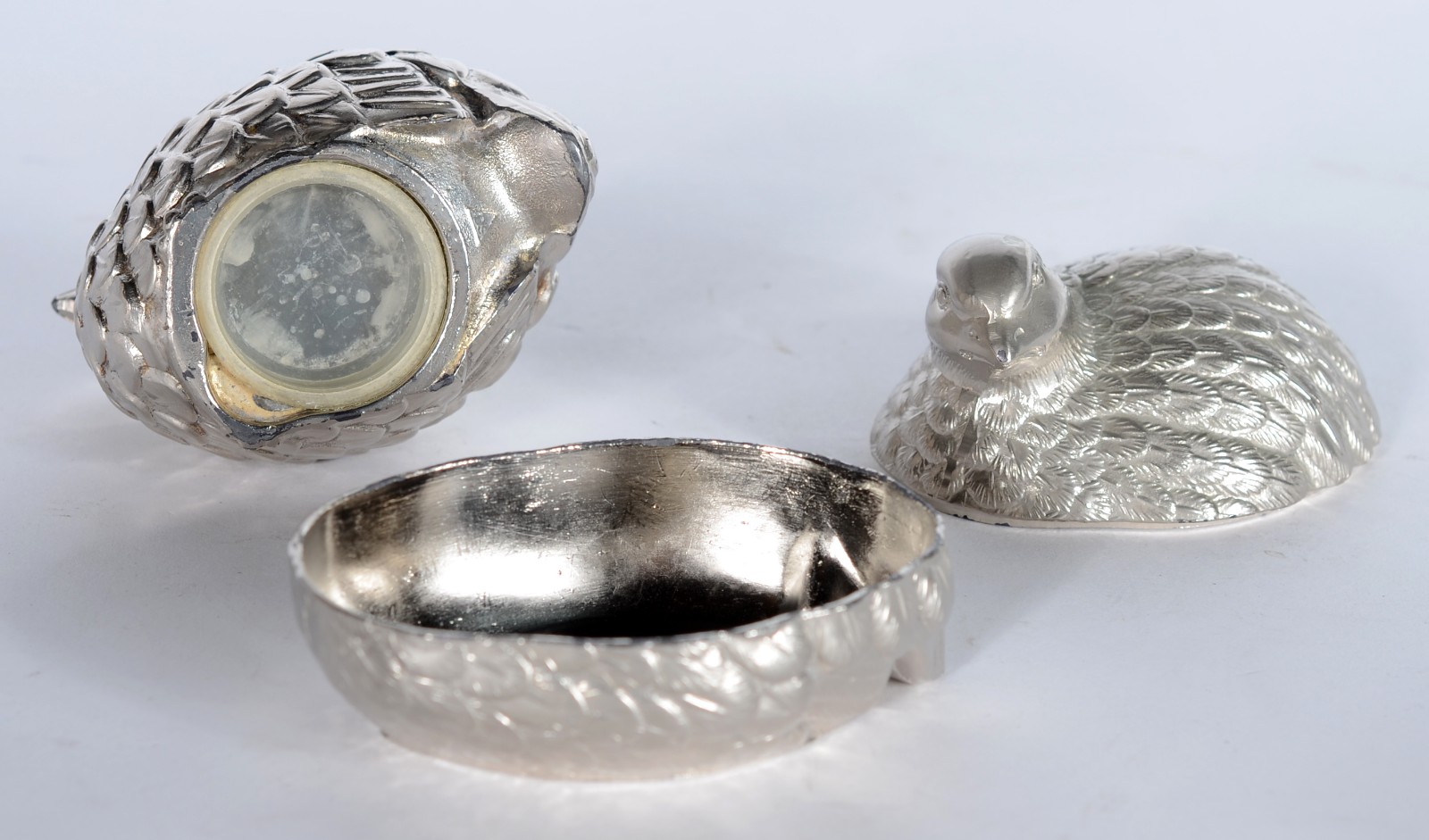 Diversas peças de metal prateado, sendo: duas caixas, bolw, saleiro e... - foto 8 de 10