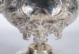 Samovar Art Nouveau de metal prateado ingles, c... - Samovar Art Nouveau de metal prateado ingles, contrastado, trabalhado com folhagens em relevo. Pega da tampa na forma de pássaro. Desgastes.