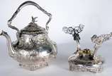 Samovar Art Nouveau de metal prateado ingles, c... - Samovar Art Nouveau de metal prateado ingles, contrastado, trabalhado com folhagens em relevo. Pega da tampa na forma de pássaro. Desgastes.