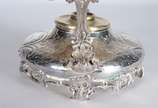Samovar Art Nouveau de metal prateado ingles, c... - Samovar Art Nouveau de metal prateado ingles, contrastado, trabalhado com folhagens em relevo. Pega da tampa na forma de pássaro. Desgastes.