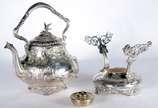 Samovar Art Nouveau de metal prateado ingles, c... - Samovar Art Nouveau de metal prateado ingles, contrastado, trabalhado com folhagens em relevo. Pega da tampa na forma de pássaro. Desgastes.
