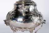 Samovar Art Nouveau de metal prateado ingles, c... - Samovar Art Nouveau de metal prateado ingles, contrastado, trabalhado com folhagens em relevo. Pega da tampa na forma de pássaro. Desgastes.