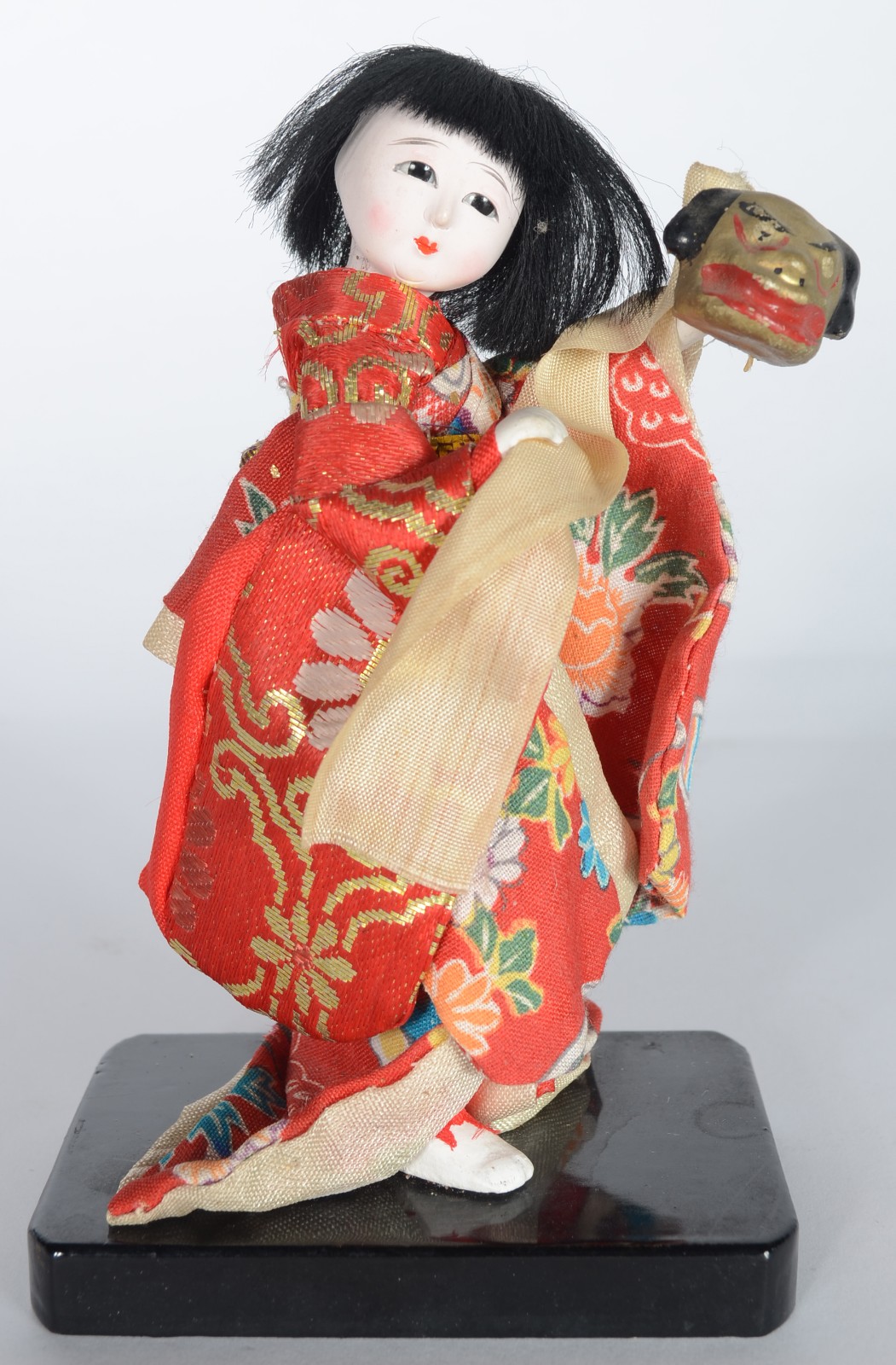 Antiga e incomum boneca japonesa, porcelanizada, dançando com uma... - foto 1 de 6
