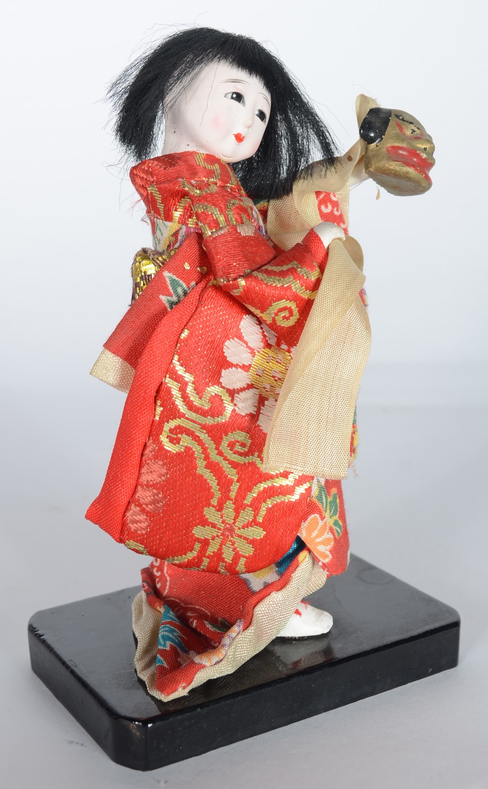 Antiga e incomum boneca japonesa, porcelanizada, dançando com uma... - foto 2 de 6