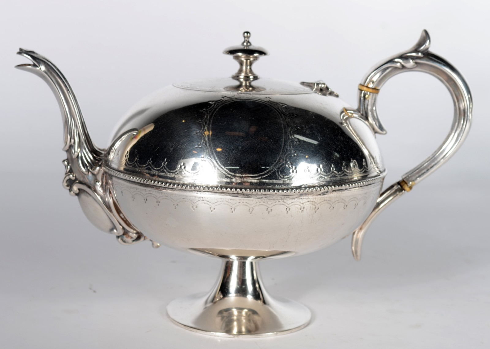 Elegante bule de metal prateado cinzelado com guirlandas. - foto 1 de 8