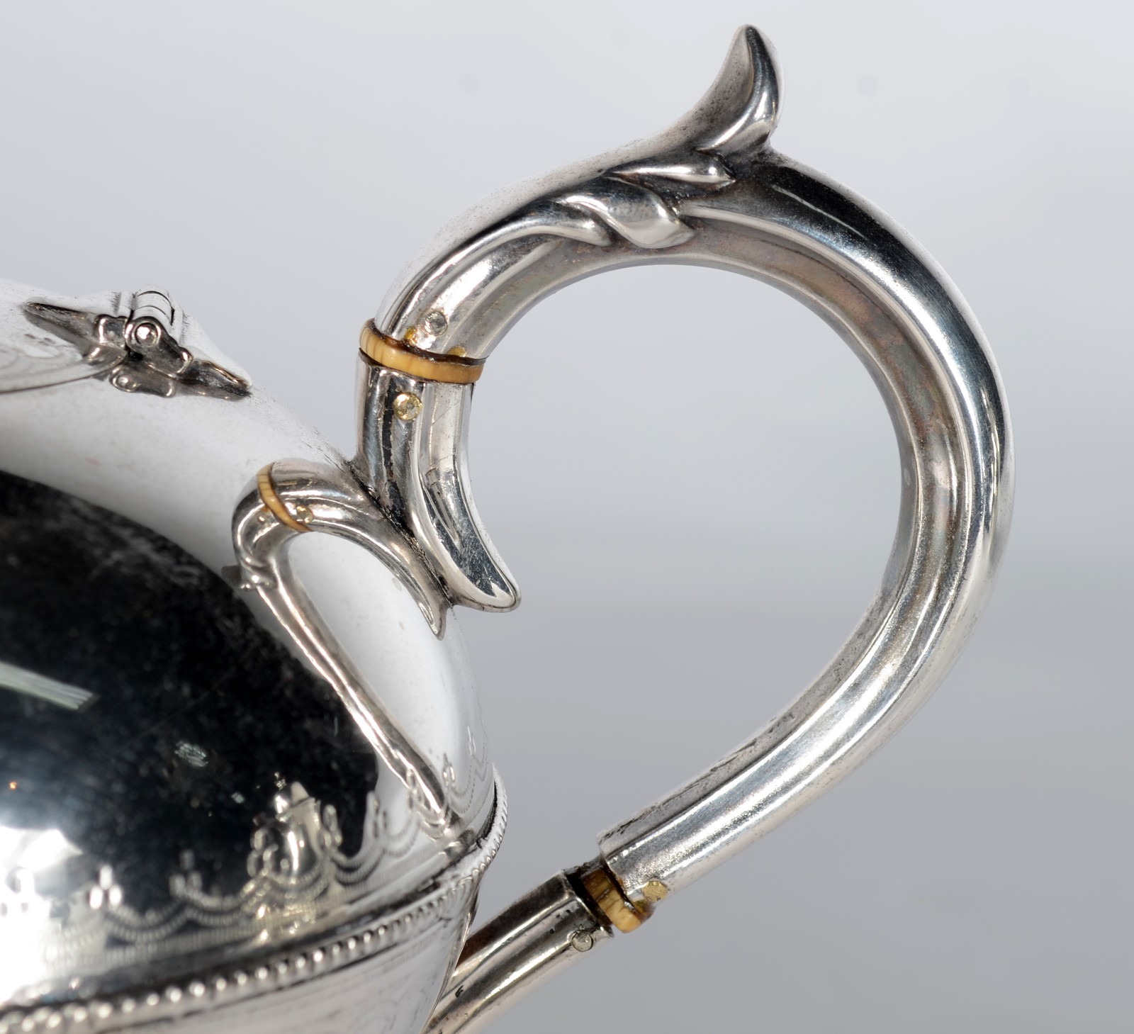 Elegante bule de metal prateado cinzelado com guirlandas. - foto 2 de 8