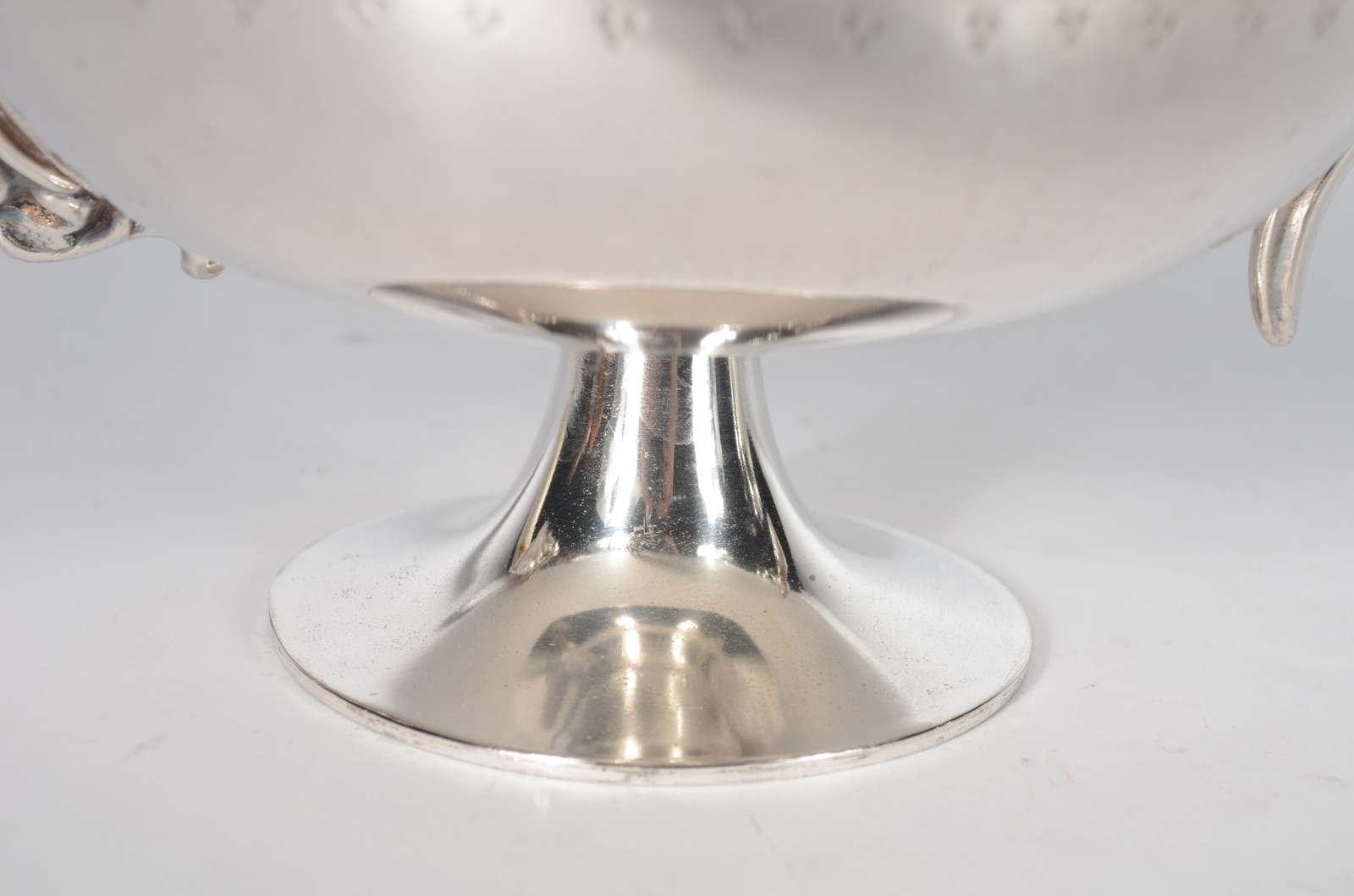 Elegante bule de metal prateado cinzelado com guirlandas. - foto 4 de 8