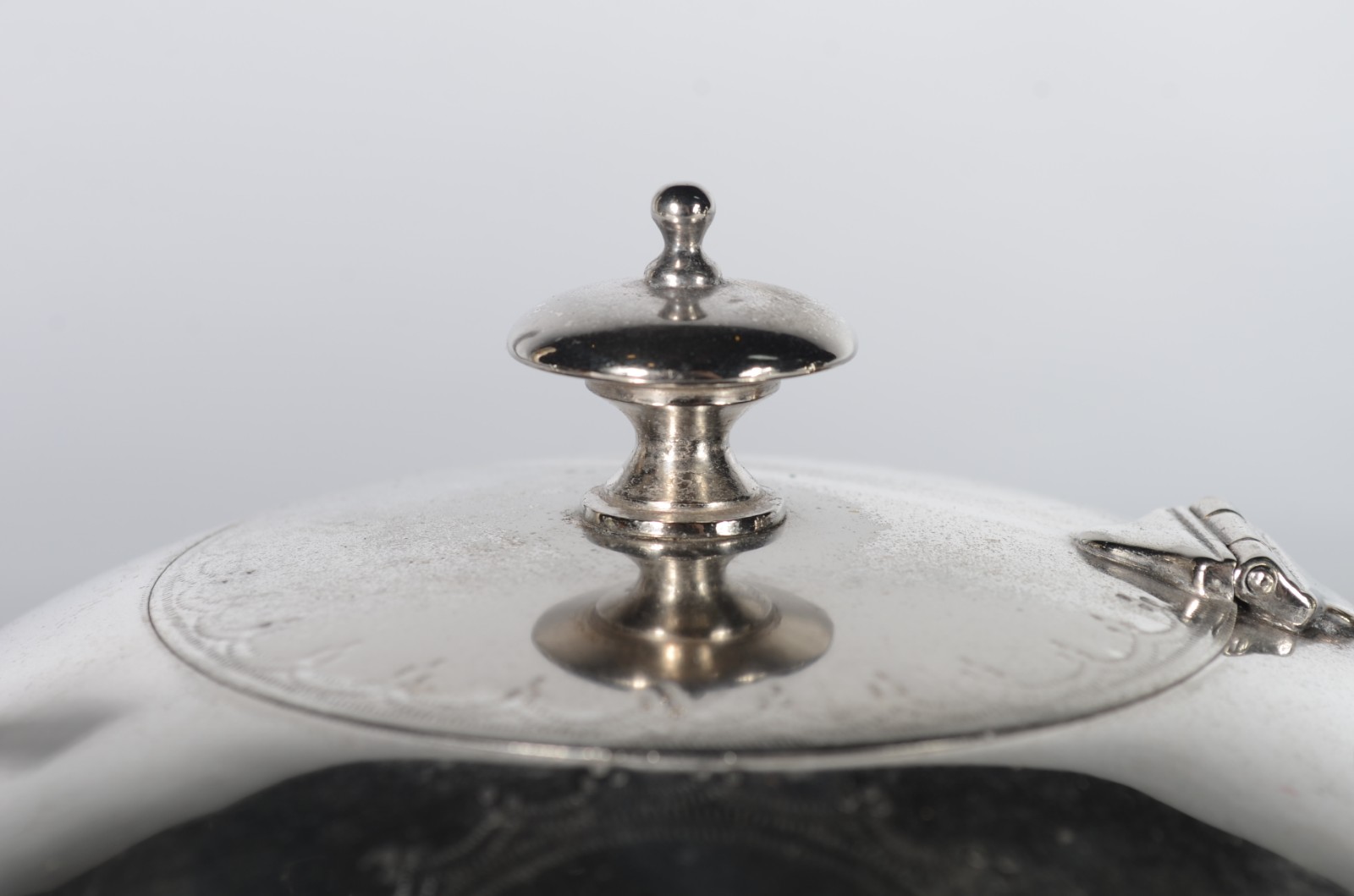 Elegante bule de metal prateado cinzelado com guirlandas. - foto 5 de 8