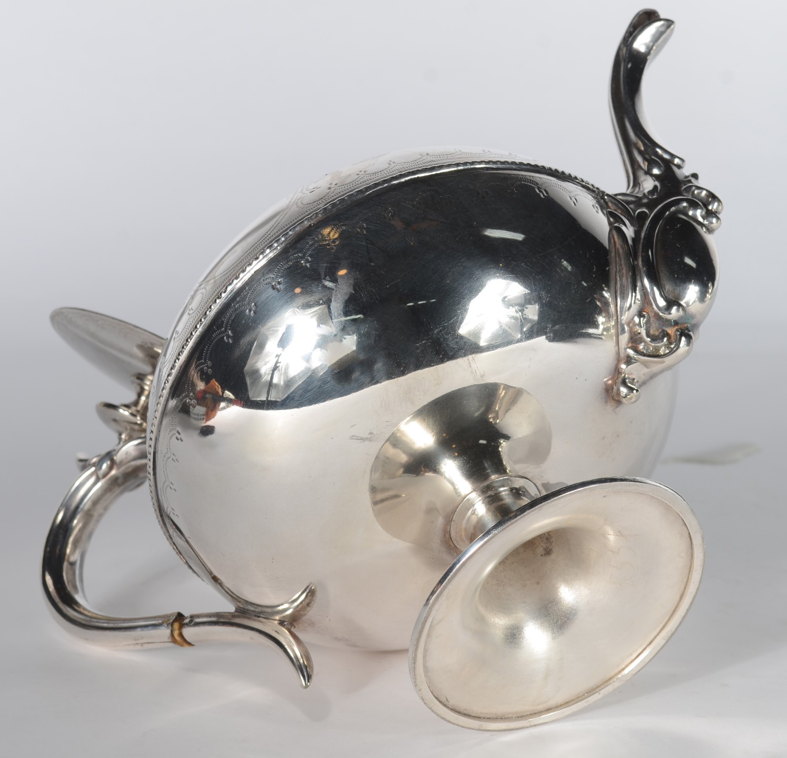 Elegante bule de metal prateado cinzelado com guirlandas. - foto 6 de 8
