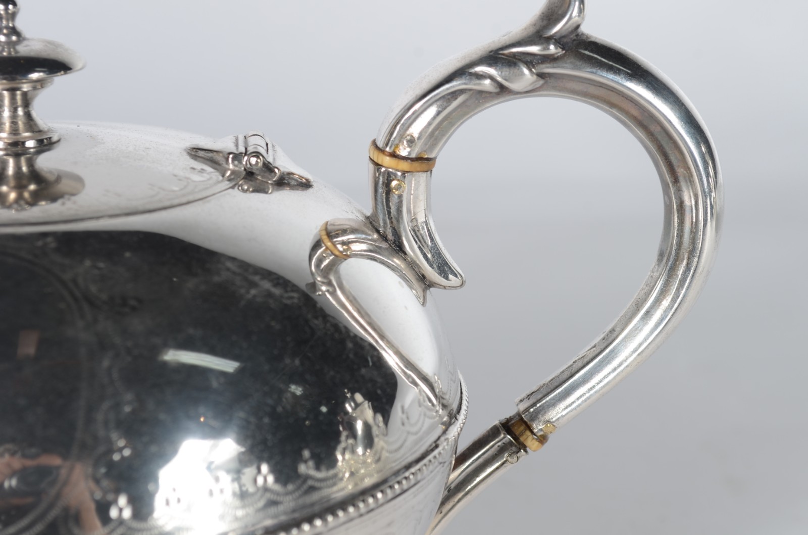 Elegante bule de metal prateado cinzelado com guirlandas. - foto 8 de 8