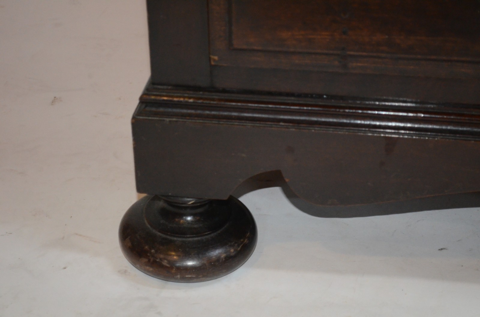 Comoda de madeira nobre com 3 gavetões e 2 gavetas, puxadores na... - foto 4 de 7