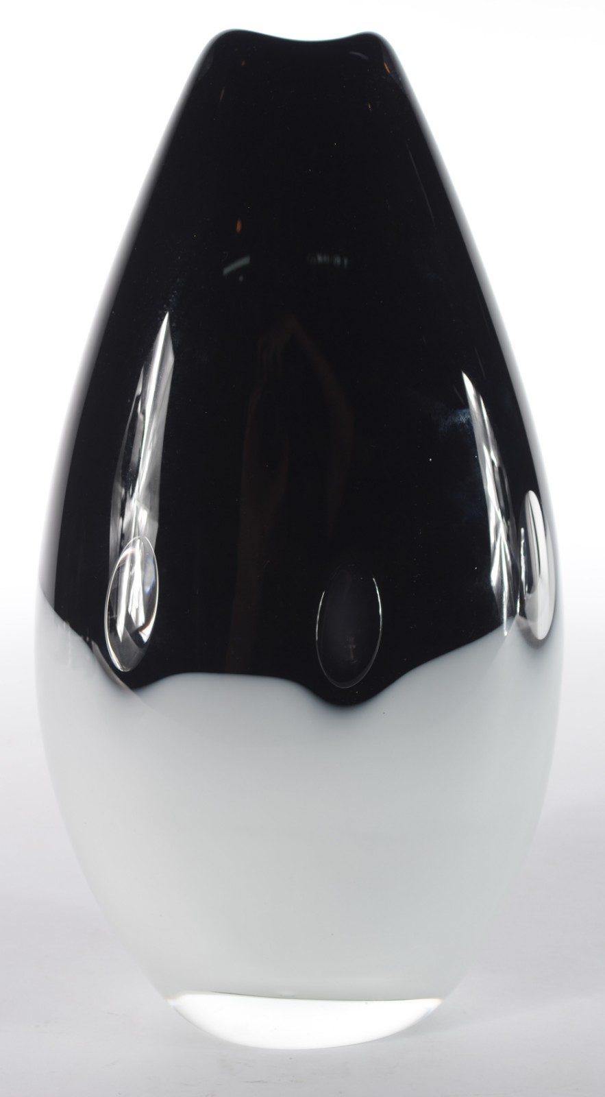 Vaso de vidro decorativo nas cores preto e branco. - foto 1 de 5