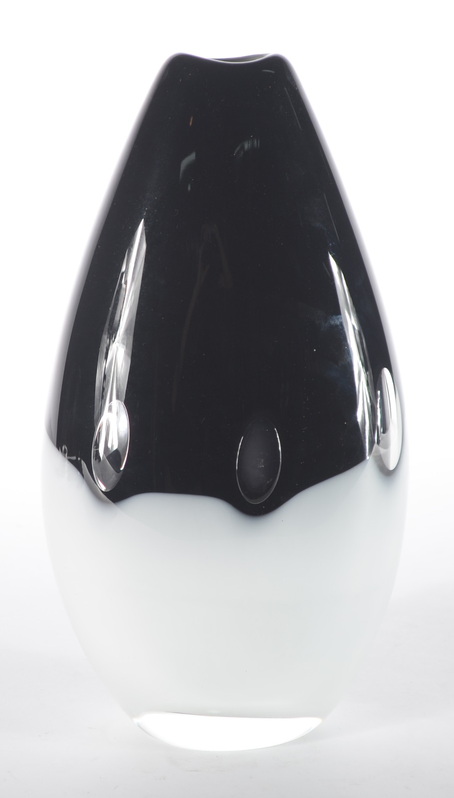Vaso de vidro decorativo nas cores preto e branco. - foto 2 de 5