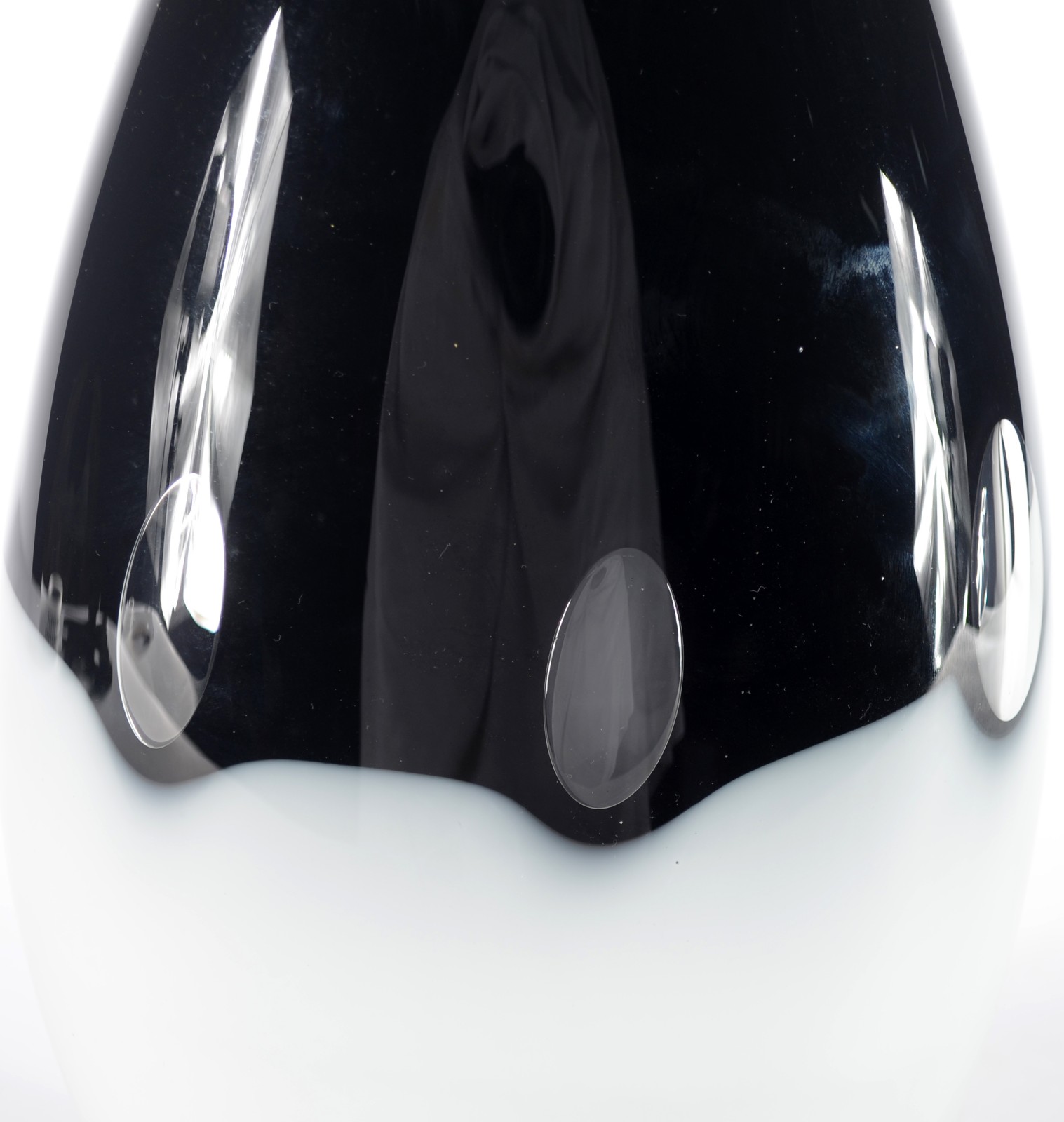 Vaso de vidro decorativo nas cores preto e branco. - foto 3 de 5