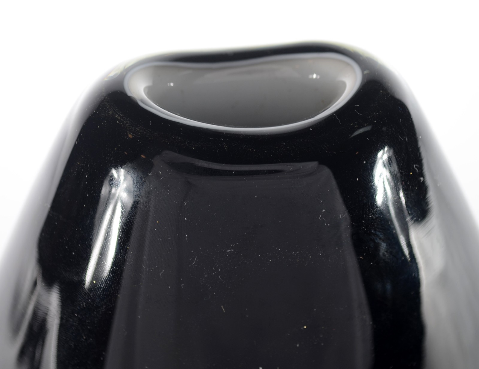 Vaso de vidro decorativo nas cores preto e branco. - foto 4 de 5