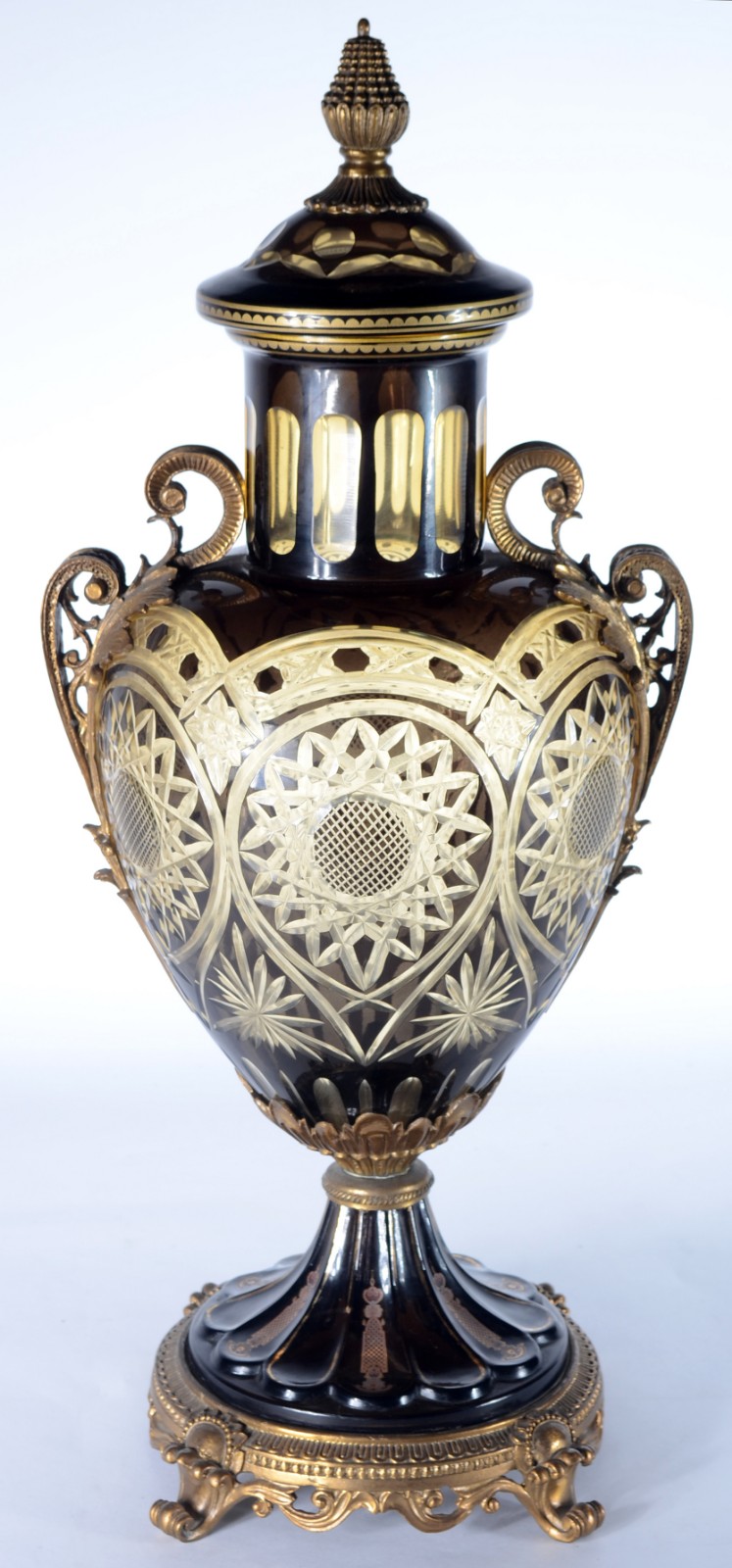 Ânfora de cristal doublé lapidado com guarnição de bronze. - foto 1 de 9