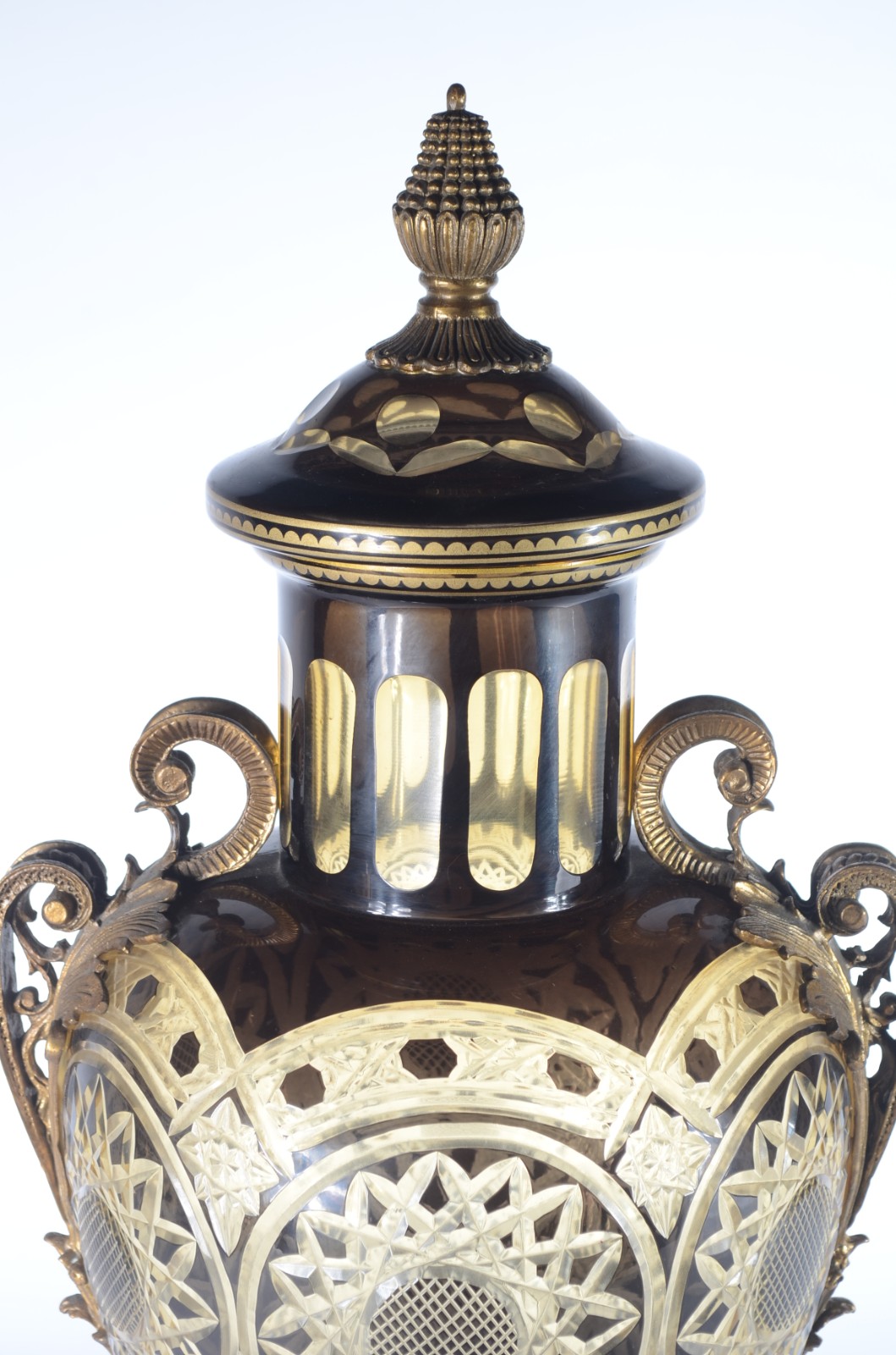 Ânfora de cristal doublé lapidado com guarnição de bronze. - foto 2 de 9