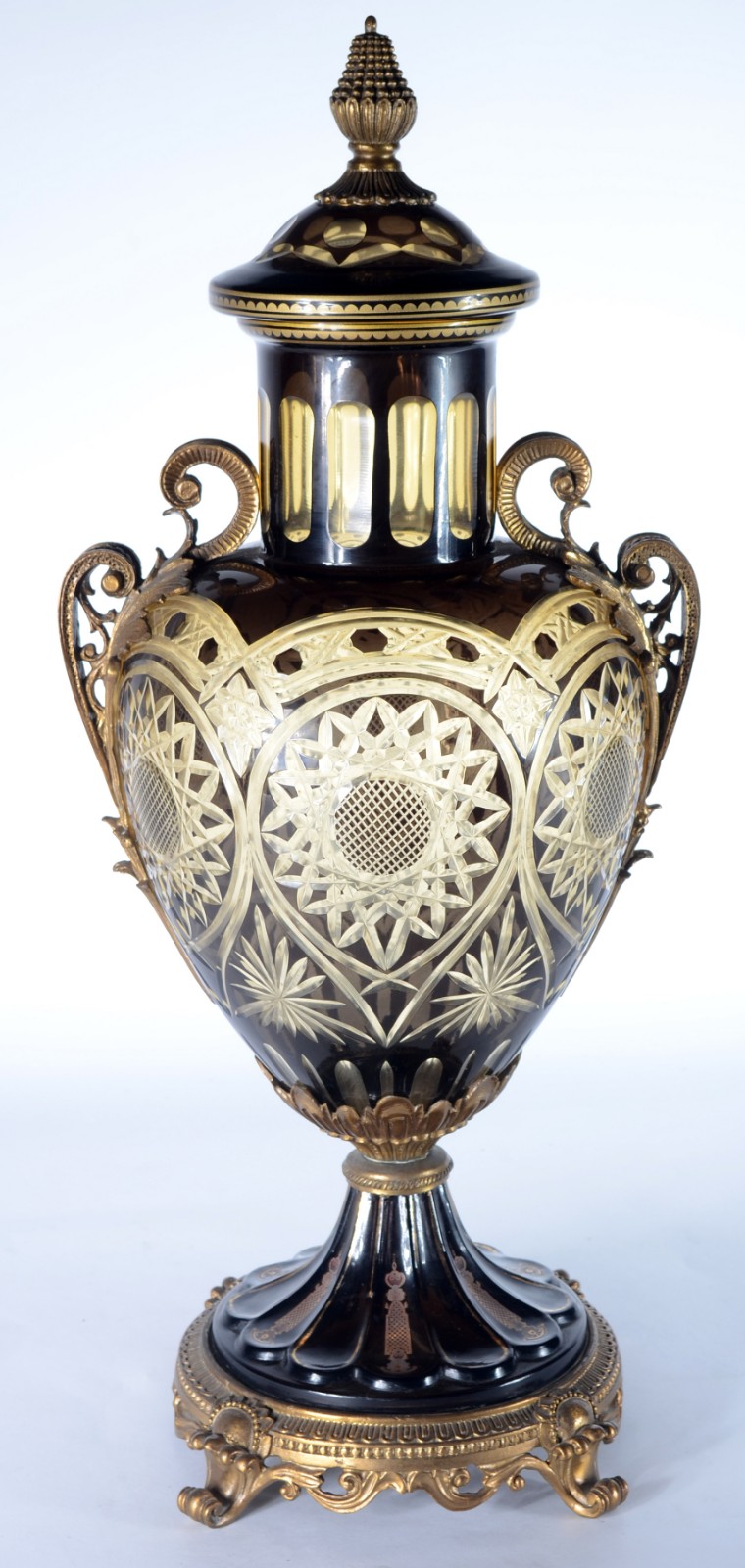 Ânfora de cristal doublé lapidado com guarnição de bronze. - foto 3 de 9