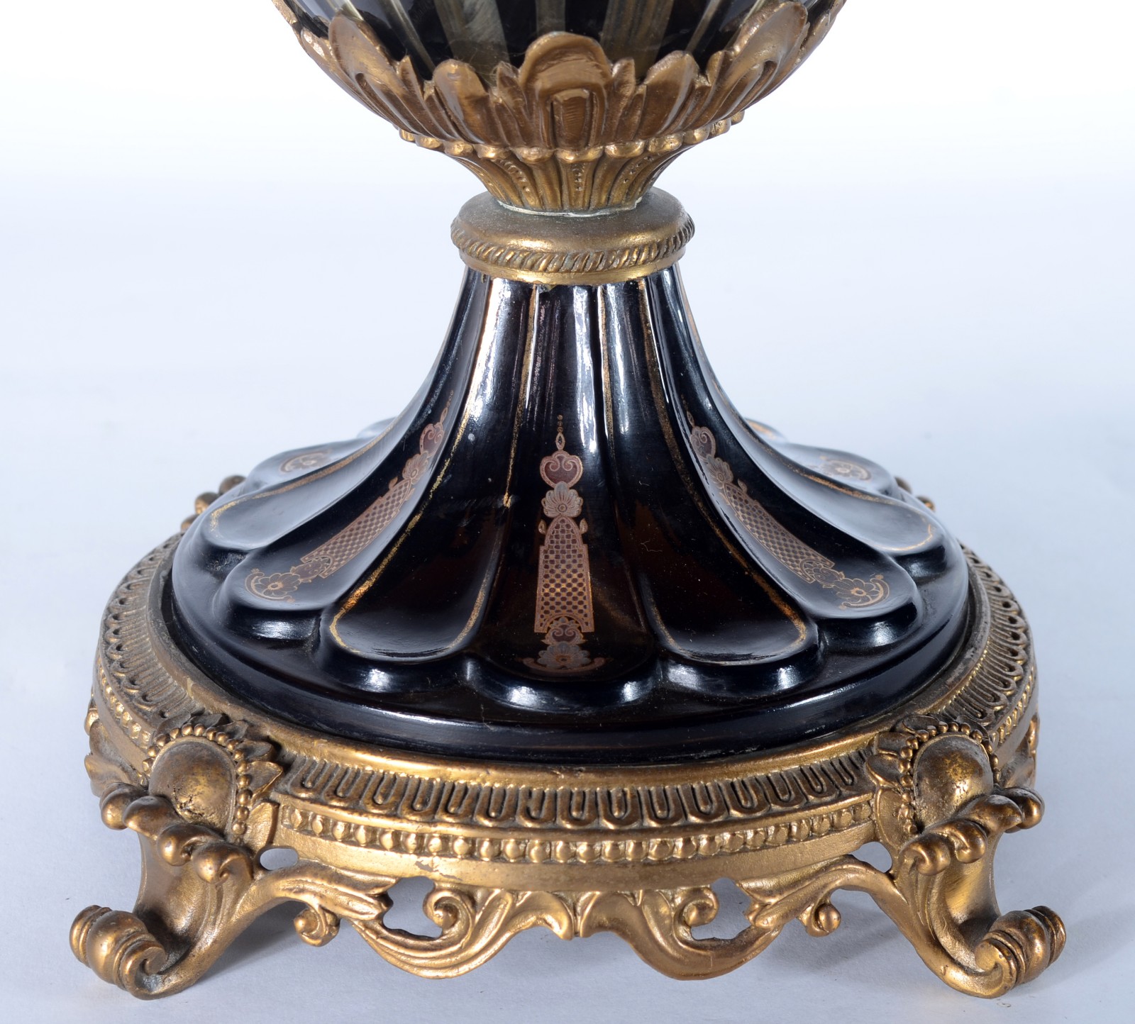 Ânfora de cristal doublé lapidado com guarnição de bronze. - foto 4 de 9