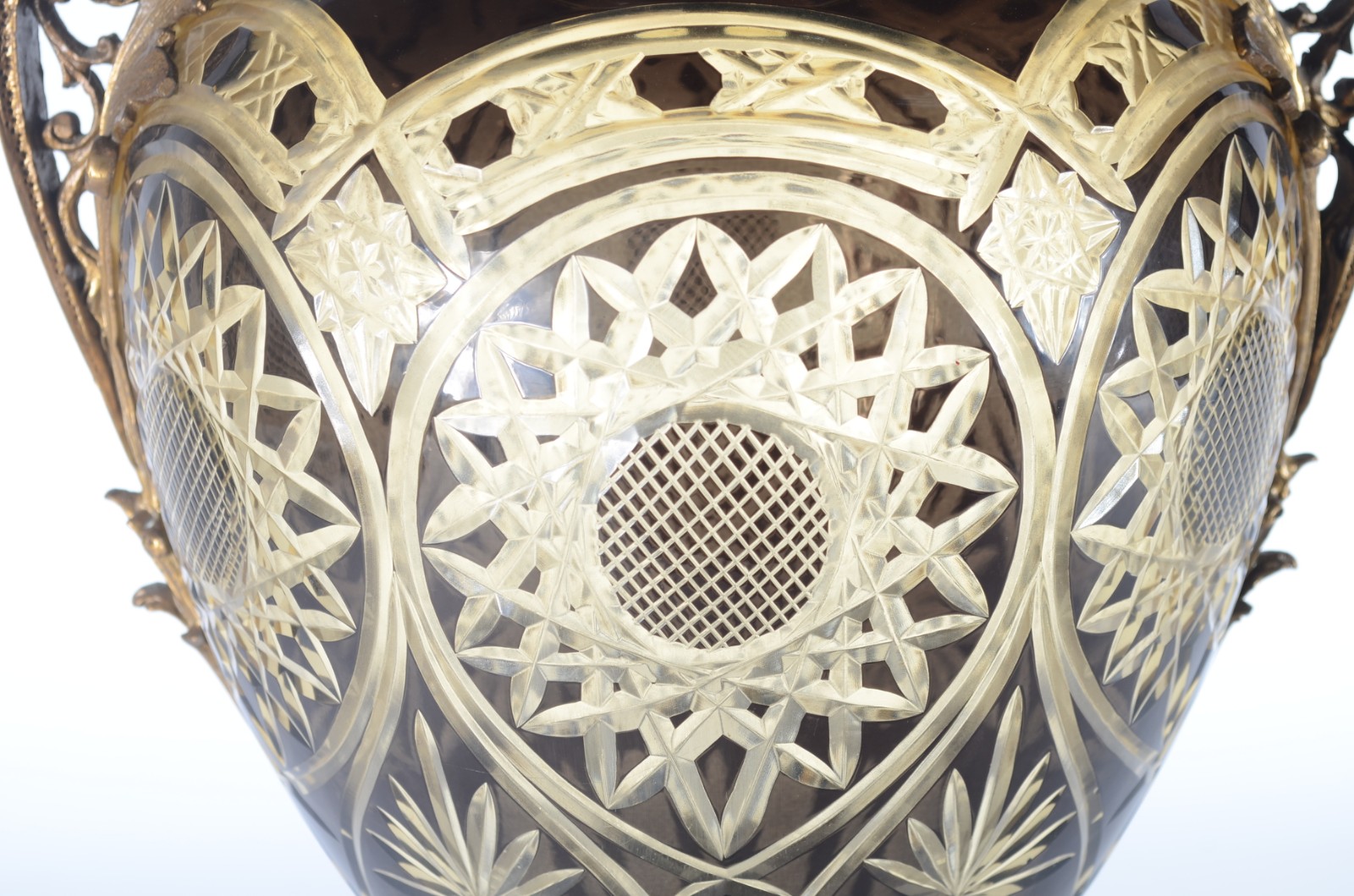 Ânfora de cristal doublé lapidado com guarnição de bronze. - foto 5 de 9