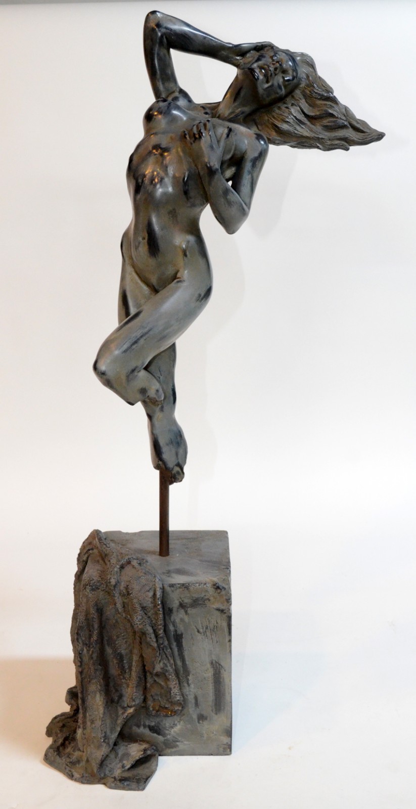 Escultura de resina representando figura feminina. Assinada. - foto 1 de 10