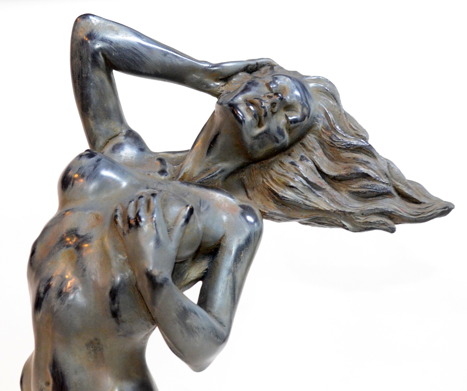 Escultura de resina representando figura feminina. Assinada. - foto 2 de 10