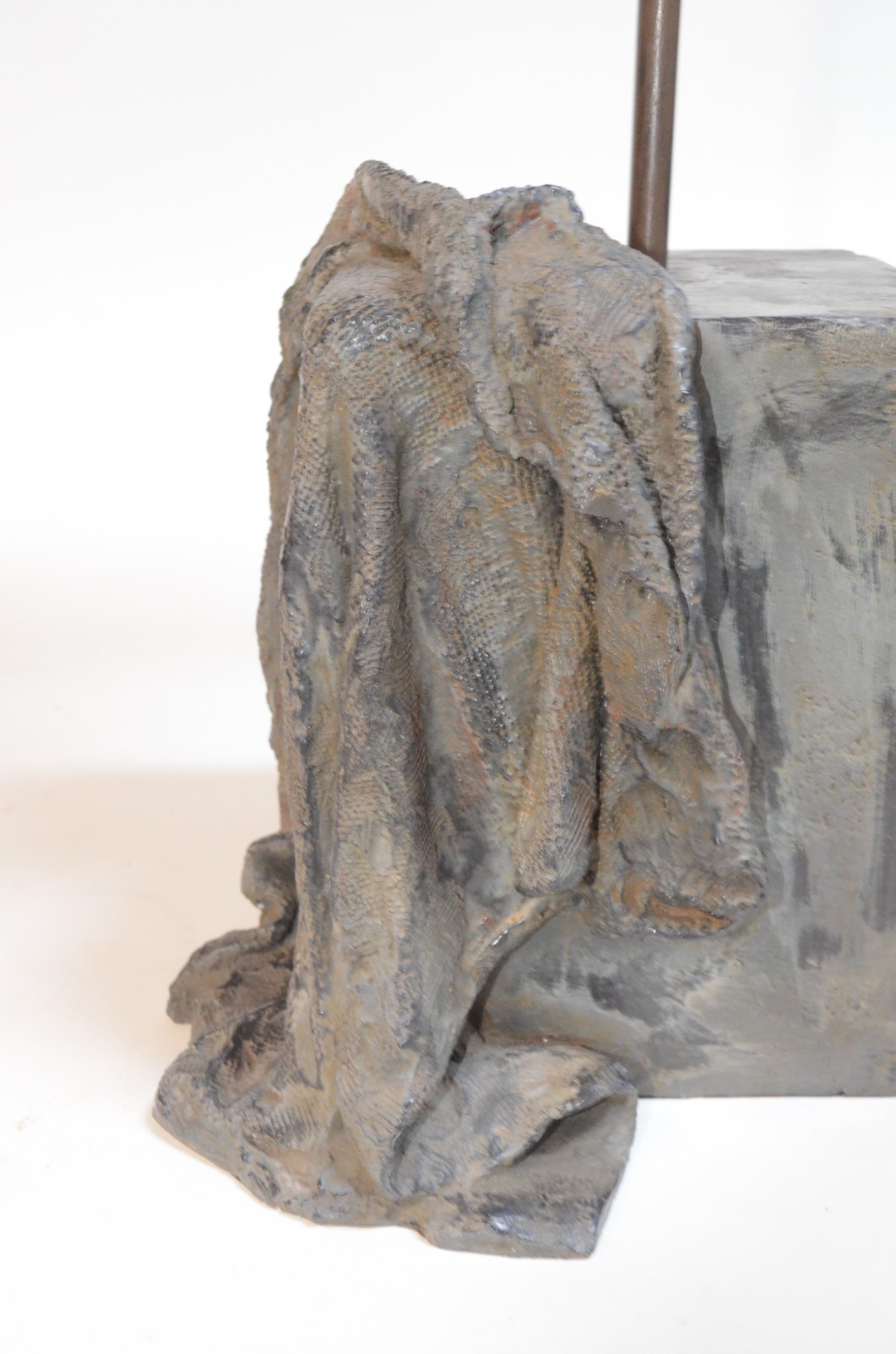 Escultura de resina representando figura feminina. Assinada. - foto 4 de 10