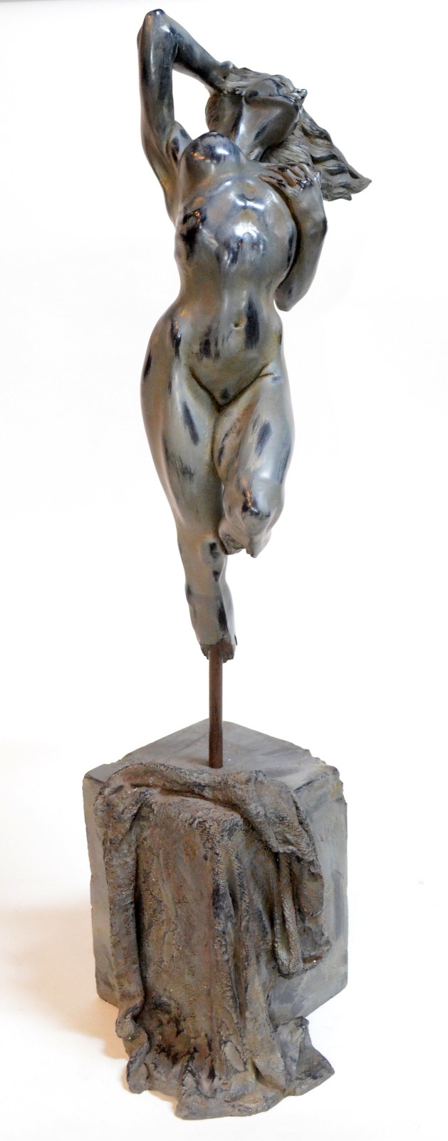 Escultura de resina representando figura feminina. Assinada. - foto 5 de 10