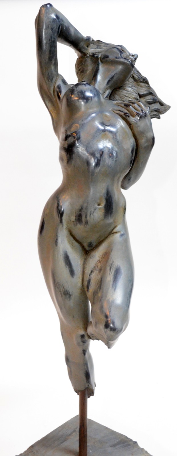 Escultura de resina representando figura feminina. Assinada. - foto 6 de 10