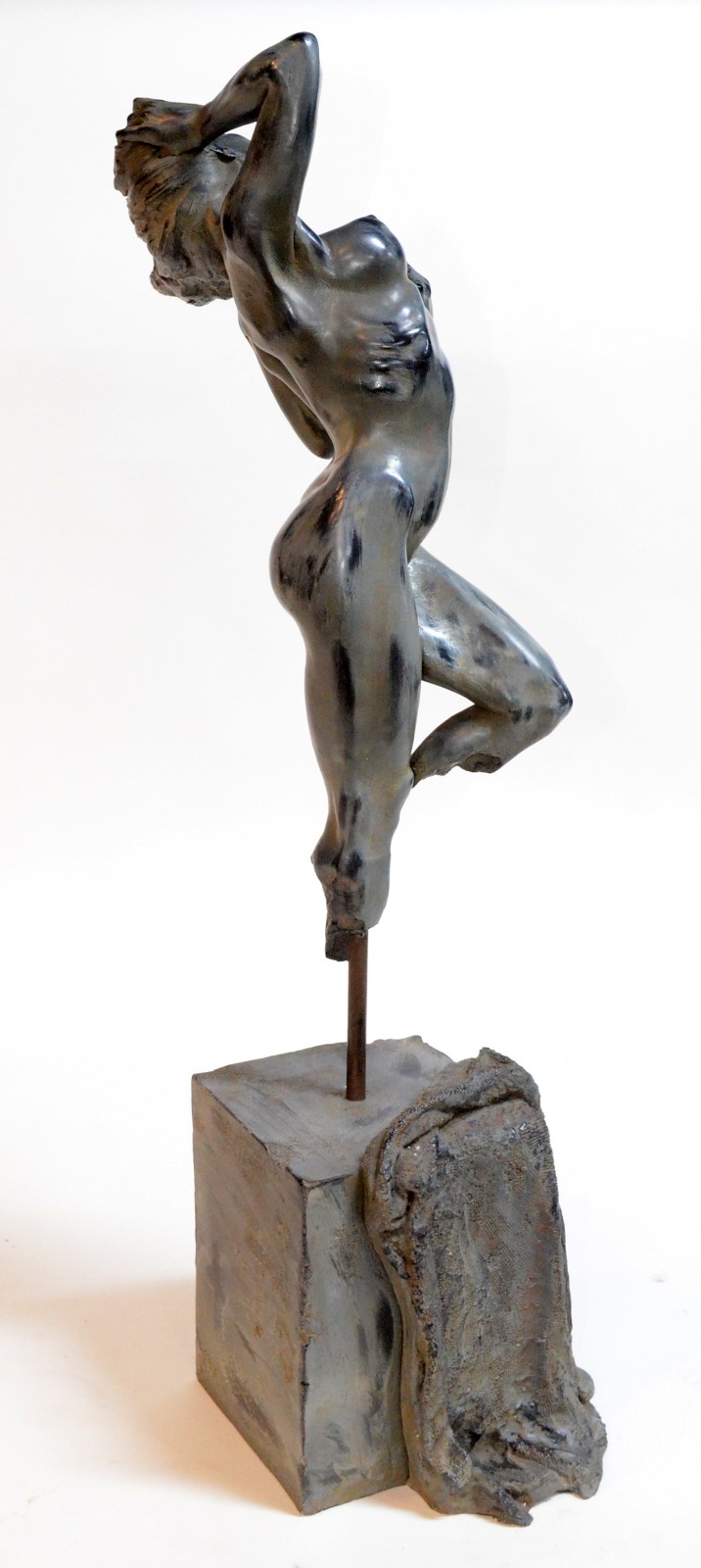 Escultura de resina representando figura feminina. Assinada. - foto 7 de 10